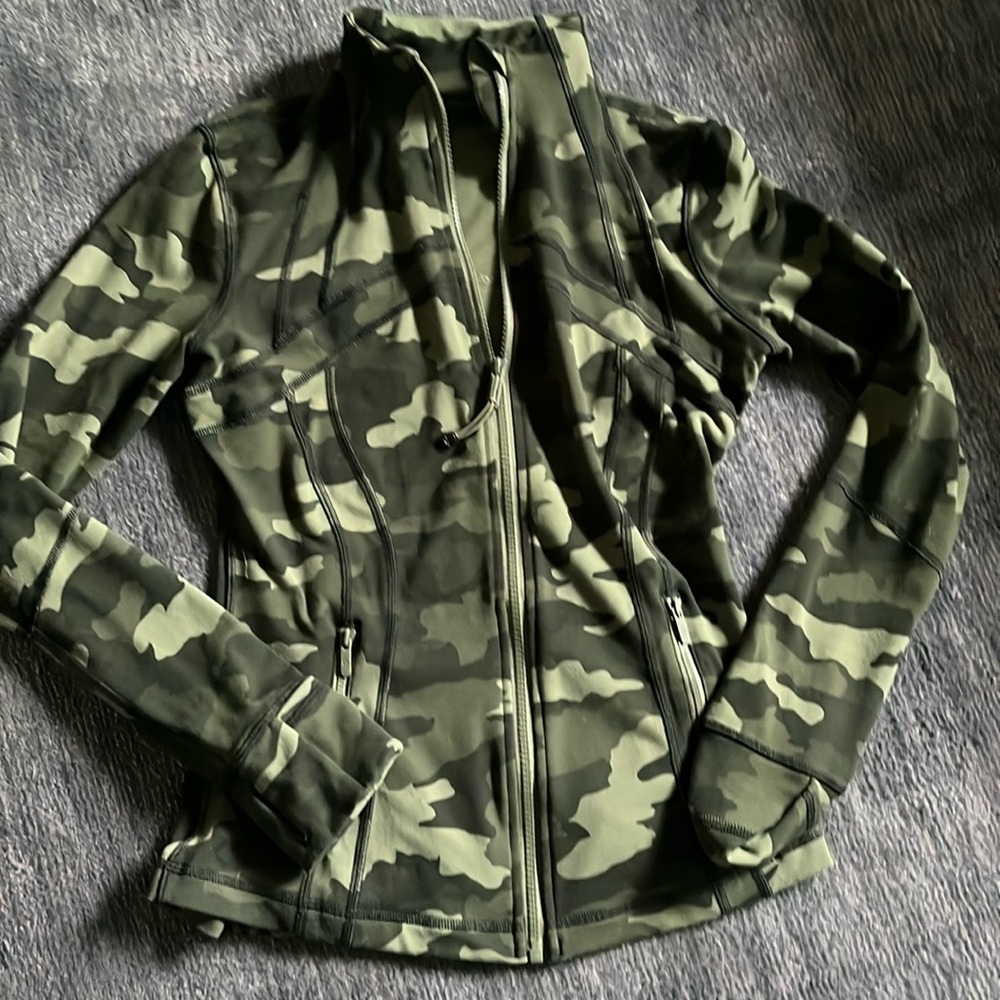 Lululemon Run Jacket Size 4 Green Camo